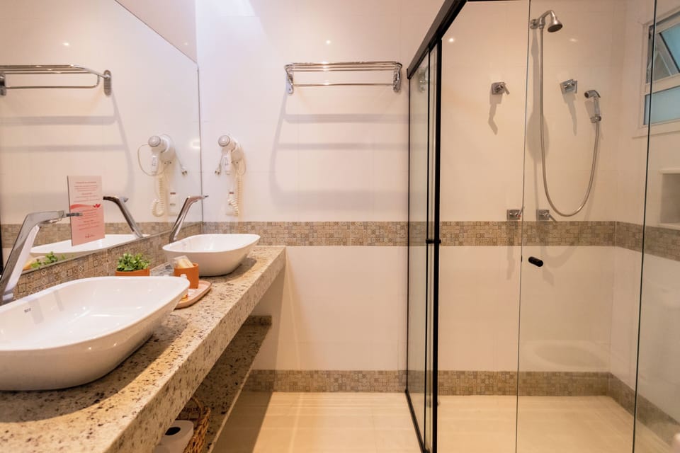 Suite, 1 Bedroom (Master) | Bathroom | Free toiletries, hair dryer, towels