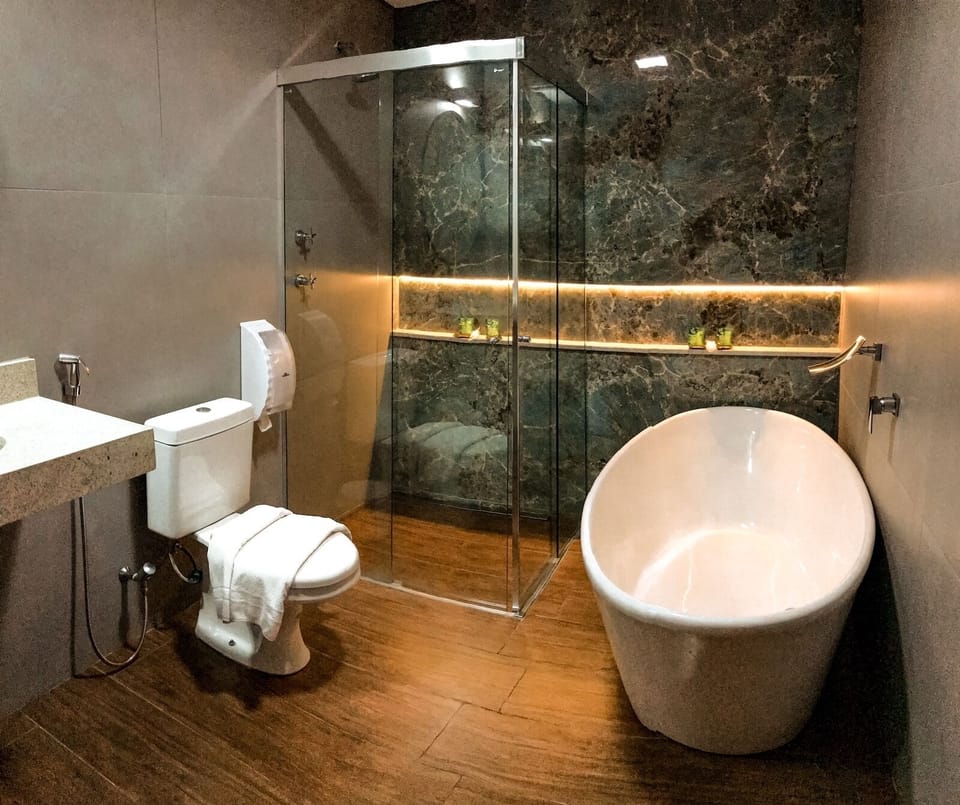 Luxury Suite | Bathroom | Shower, free toiletries, hair dryer, towels