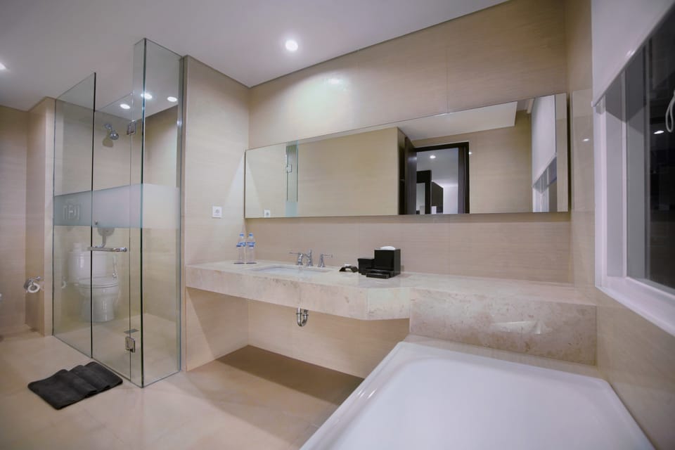 Suite | Bathroom | Shower, rainfall showerhead, free toiletries, slippers