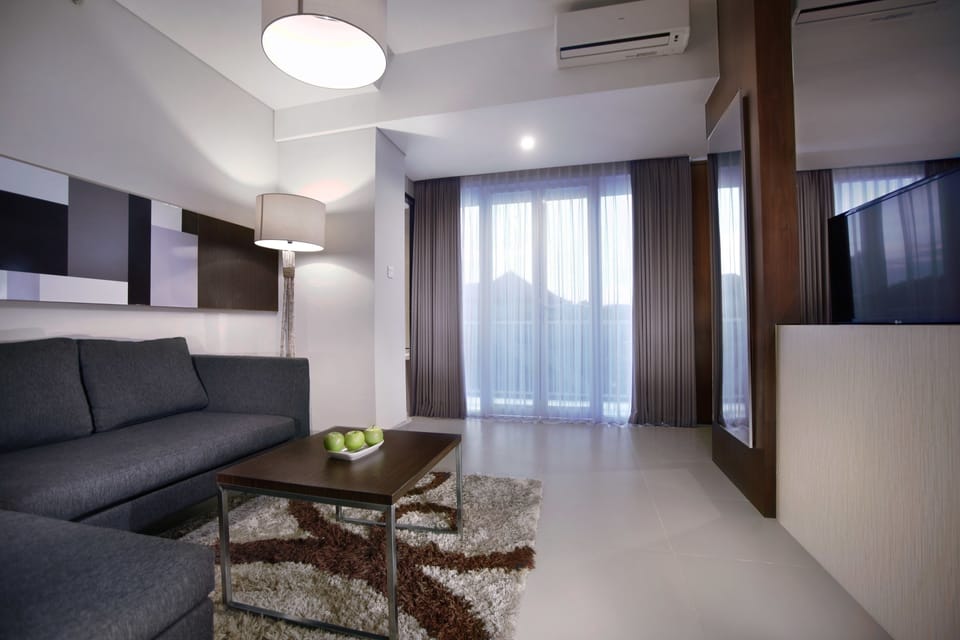 Suite | Living room | 32-inch LED TV with cable channels, TV