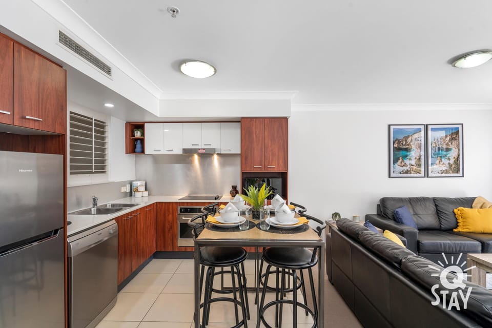 Share sumptuous meals with the family in this sophisticated dining area 🥣