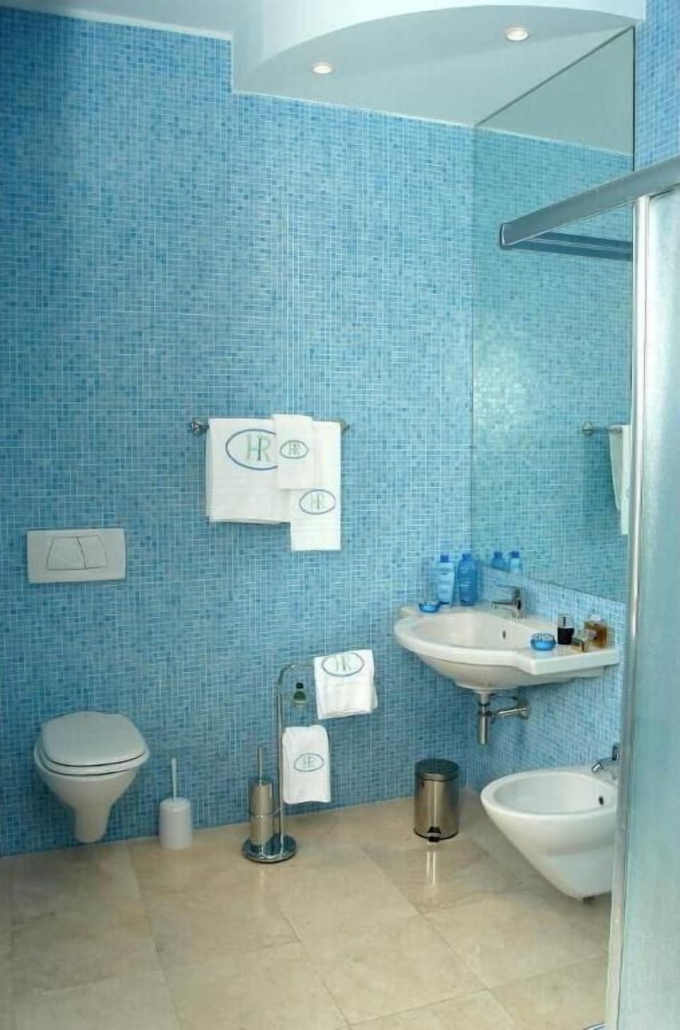 Shower, free toiletries, hair dryer, bidet