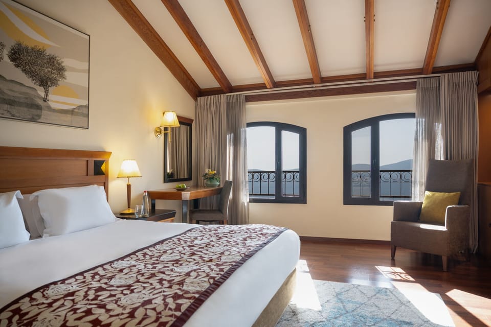 Gefen Mount Meron Room (Classic Wing) | Minibar, in-room safe, iron/ironing board, cribs/infant beds