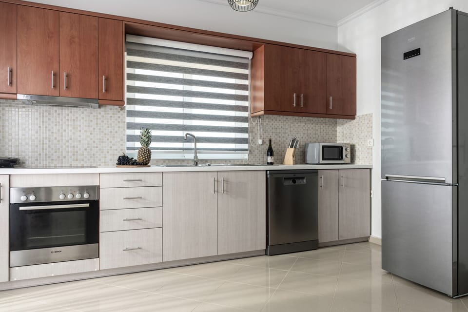 Another aspect of the kitchen. 