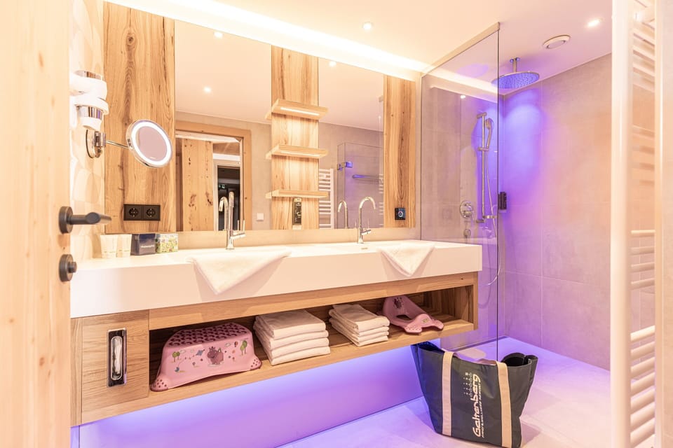 Shower, rainfall showerhead, free toiletries, hair dryer