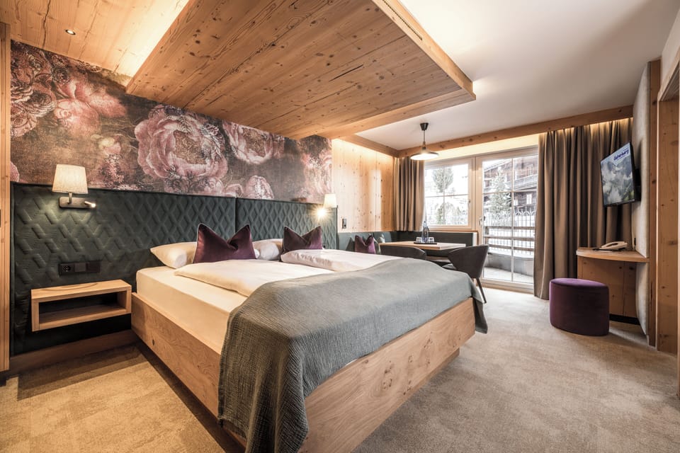 Junior Suite, Balcony | 1 bedroom, hypo-allergenic bedding, in-room safe, desk