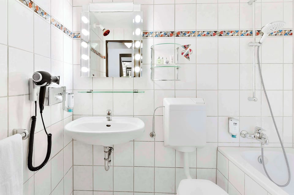 Combined shower/tub, eco-friendly toiletries, hair dryer, towels