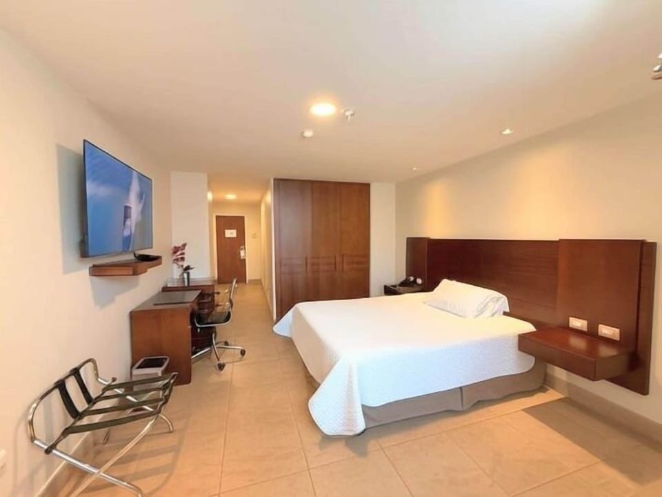 Deluxe Double Room, 1 Queen Bed | Premium bedding, down comforters, in-room safe, desk