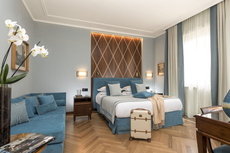 Premium Junior Suite | Minibar, in-room safe, individually decorated, individually furnished