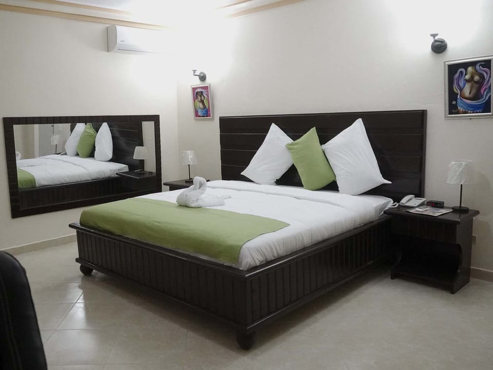 Classic Studio Suite, 1 King Bed | Minibar, in-room safe, desk, iron/ironing board
