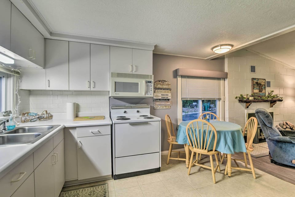 Dining Room | Dishware/Flatware Provided
