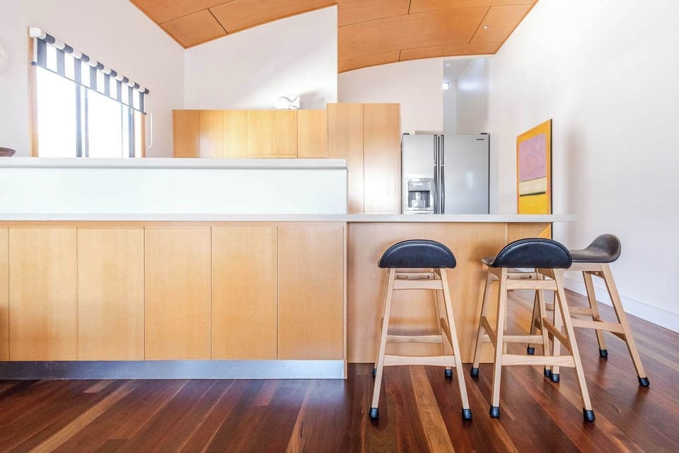 MKodern kitchen with island seating.