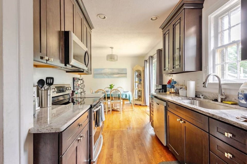 Brand new kitchen with all you`ll need!