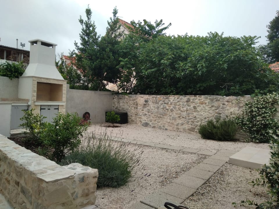 Outdoor grill/fireplace