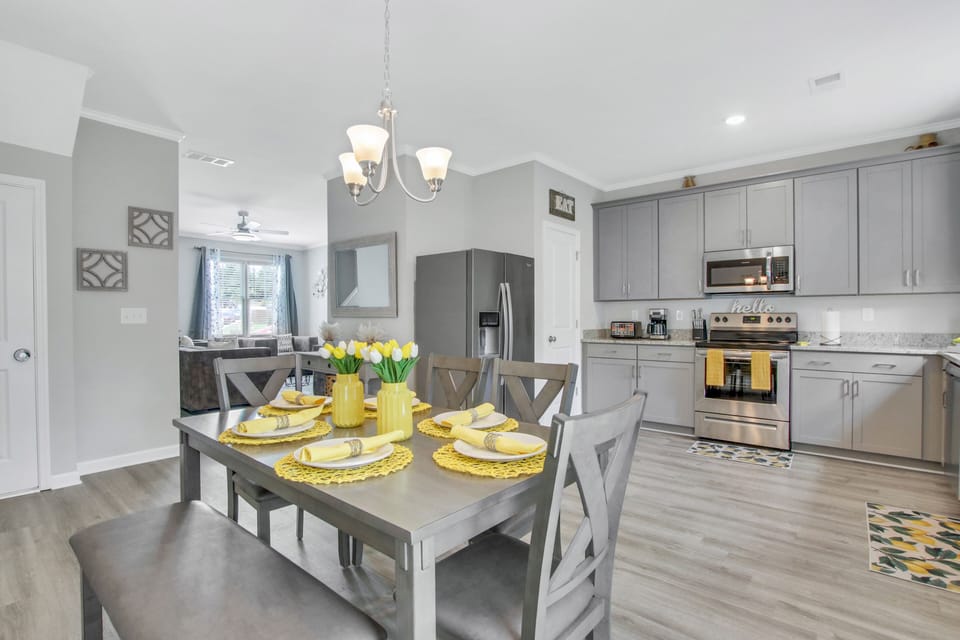 KITCHEN with Dining Table and chairs (6)