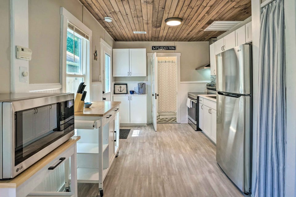 Kitchen | Microwave | Fridge | Electric Range