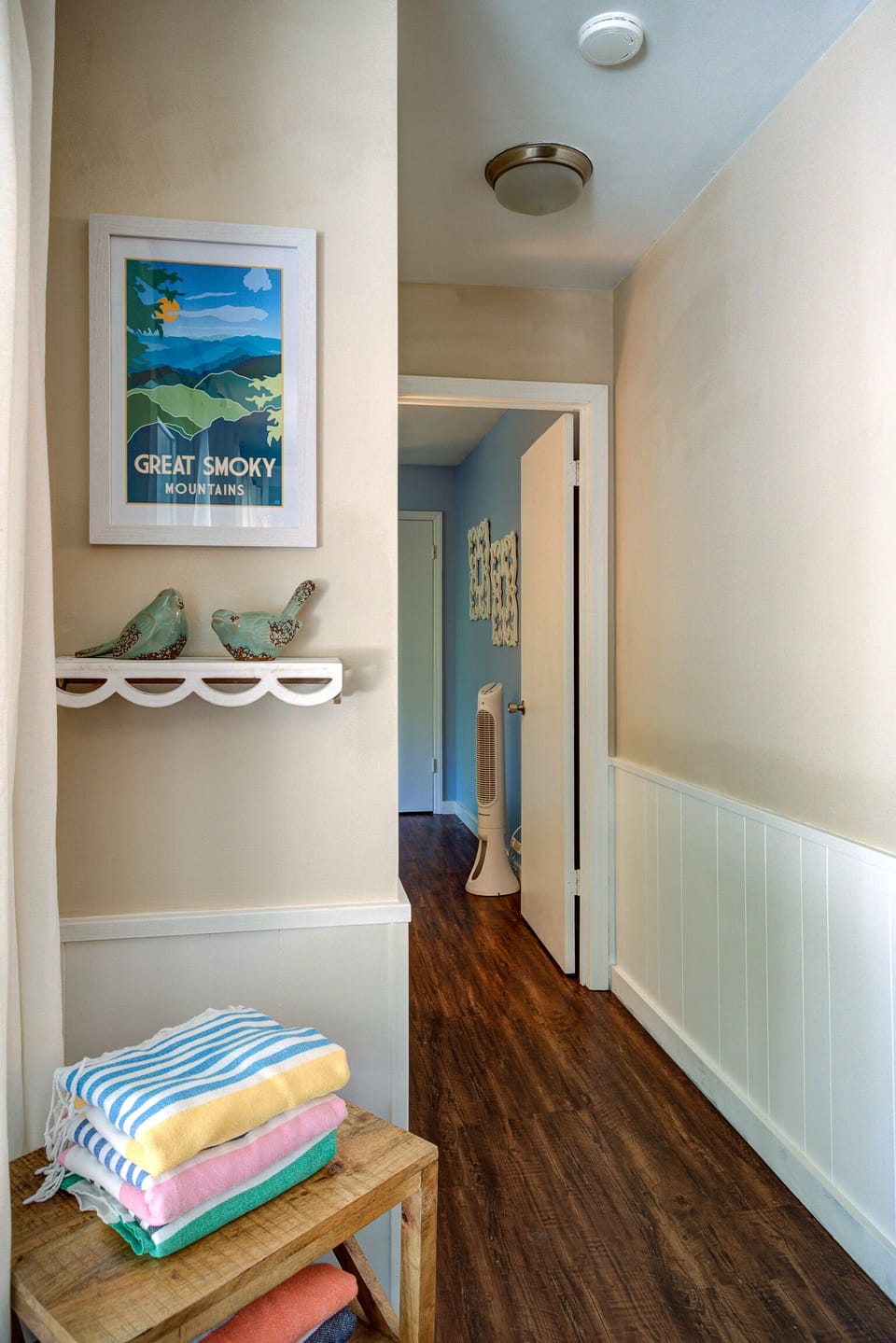 Hallway to guest bedroom and full bath. Towels provided for the hot tub