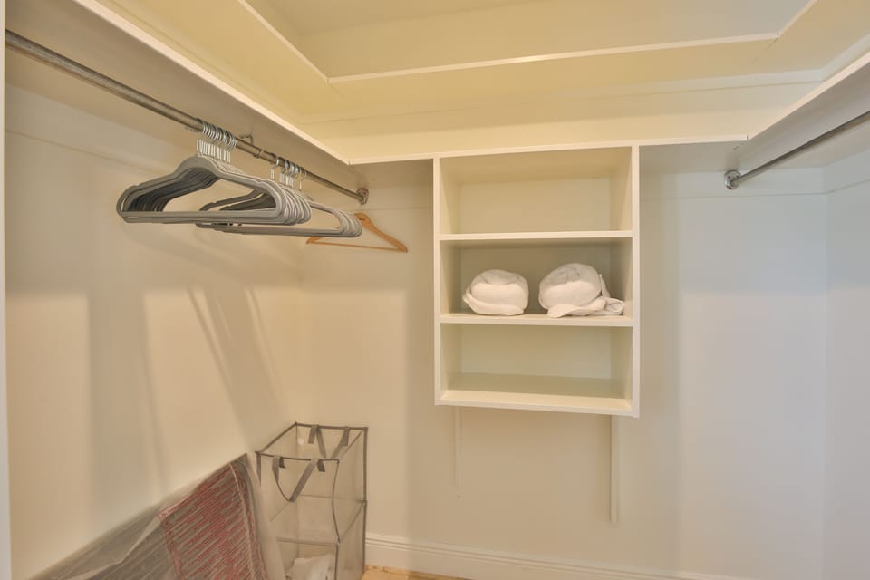 Master suite Large walk in closet