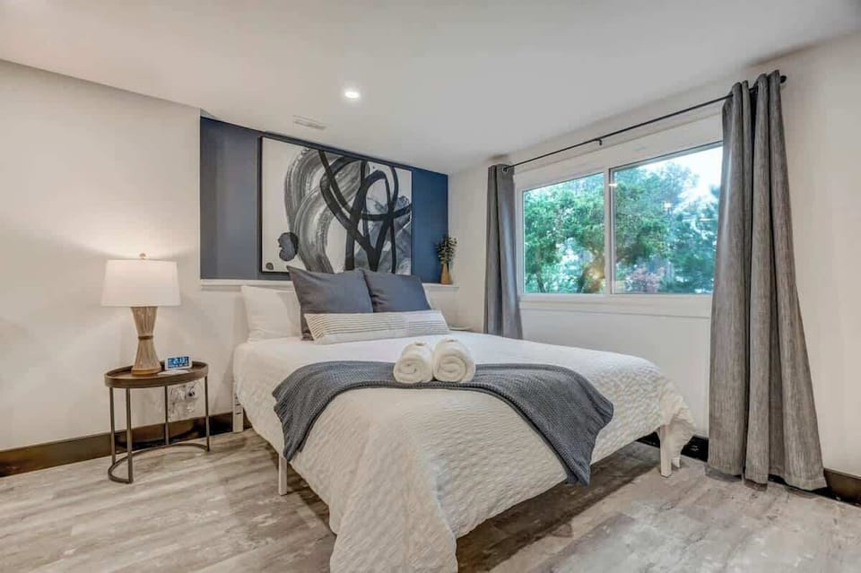 Get a great night's sleep in the ultra comfortable King bed with high end linens!.