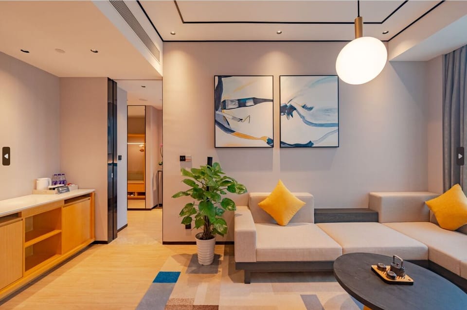 Business Suite, 1 King Bed | Living area