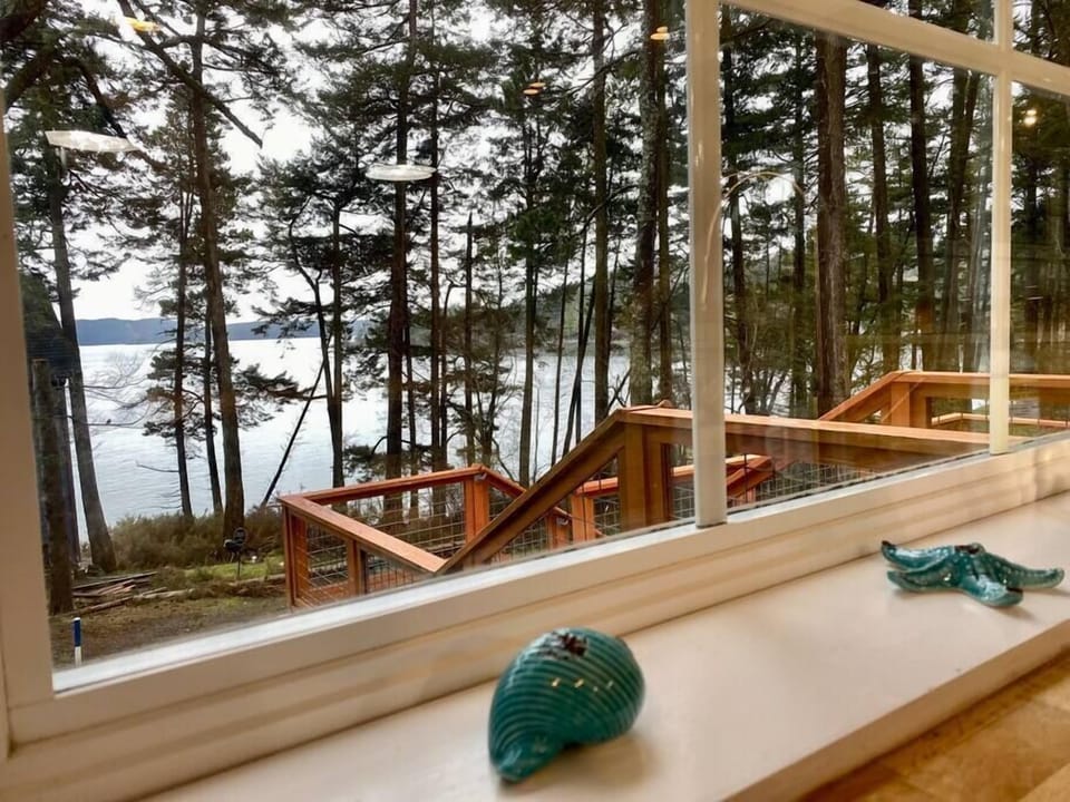 Ocean facing view, Rosario straight, kitchen views, direct deck access. 
