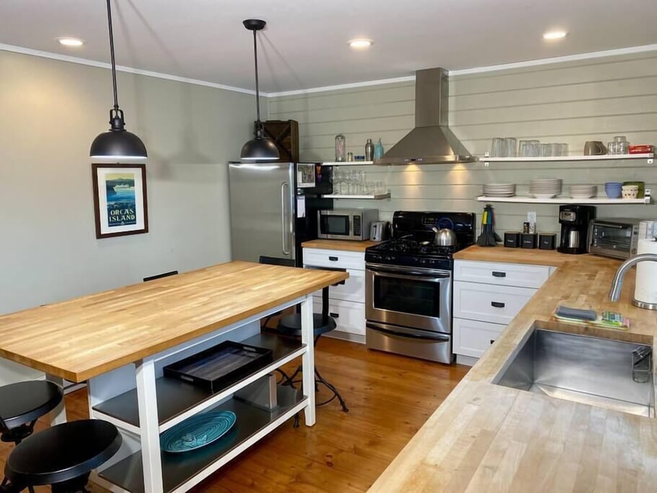 Fully stocked kitchen with cookware, dishes, and essentials + incredible views.