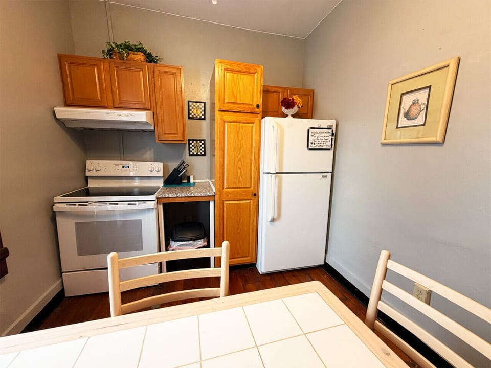 Kitchen & dining area