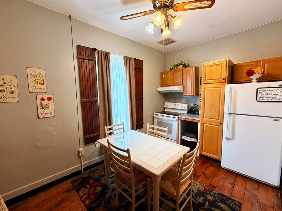 Kitchen & dining area