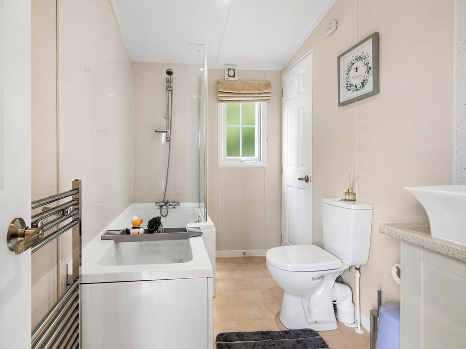 Bathroom | European Lodge - Lady Edith&rsquo;s Duo, Scarborough