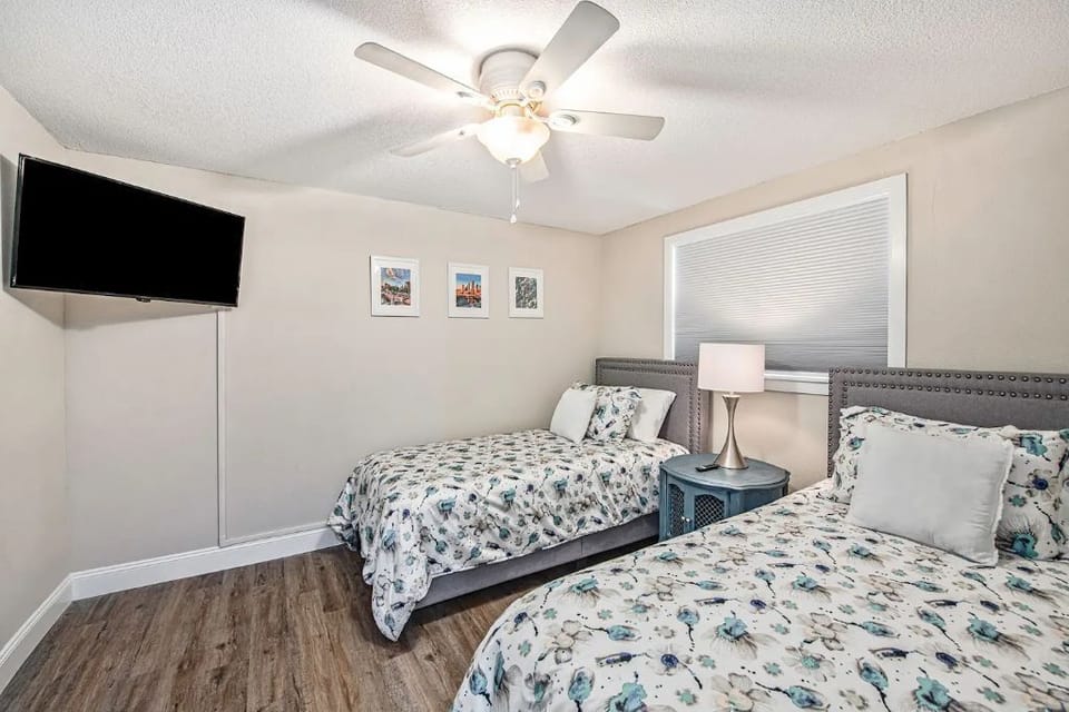 2nd Bedroom (2 Twin beds)