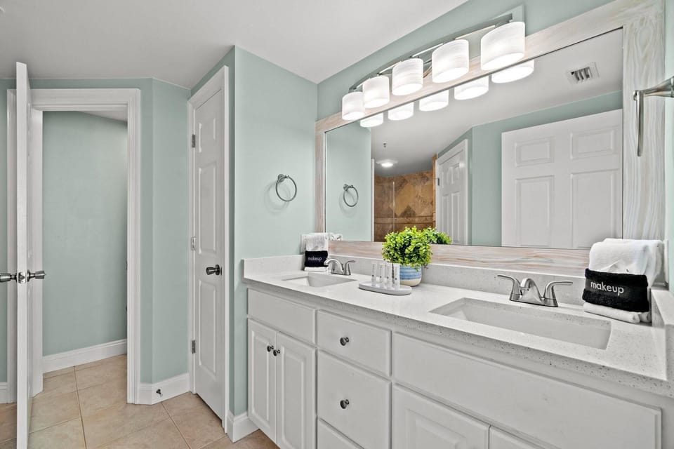Primary En-Suite Bathroom