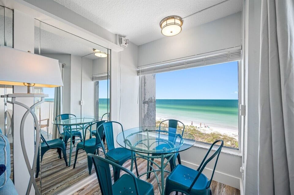 Dining Area Seats 4