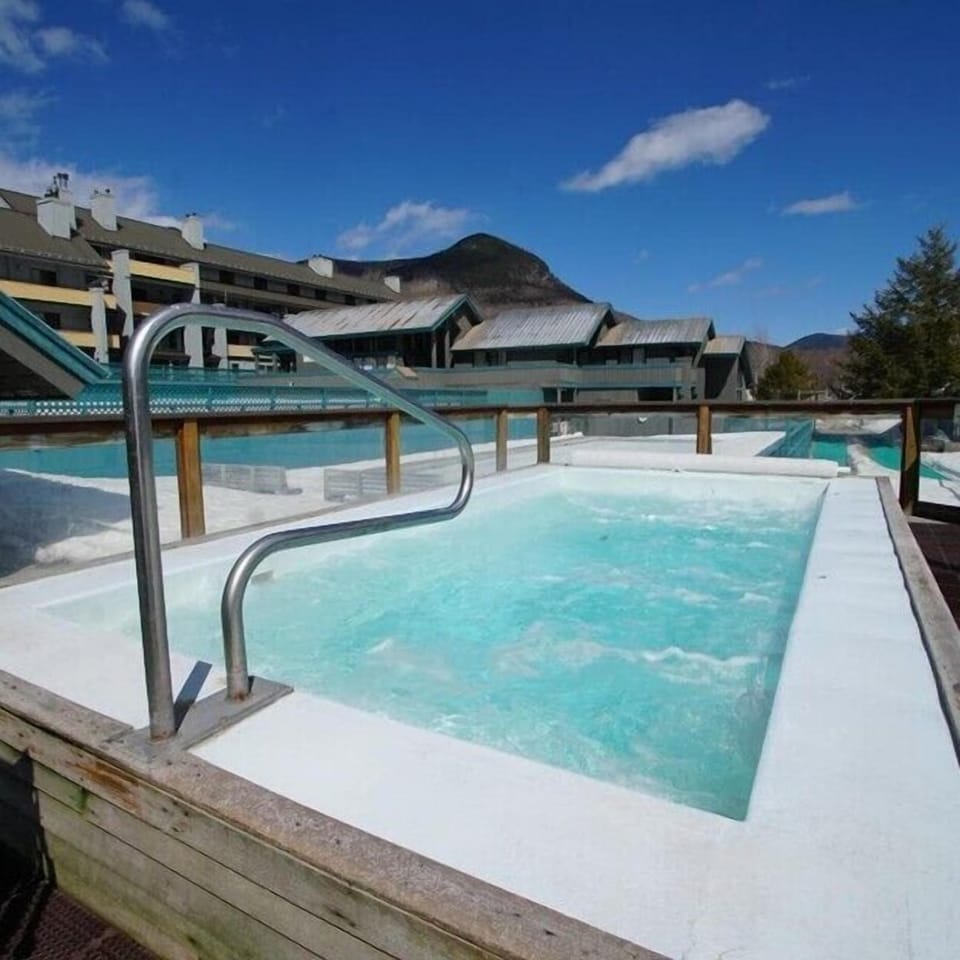 Outdoor hot tub - open year round! Hours may differ from club.