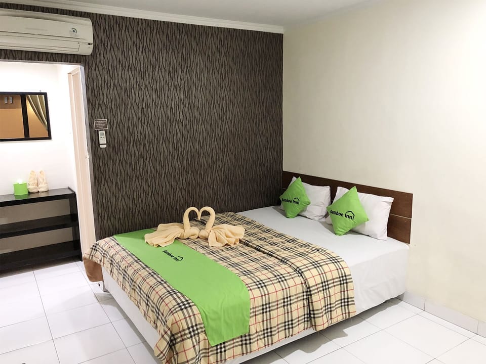 Standard Double Room | Desk, laptop workspace, WiFi (free), bed sheets