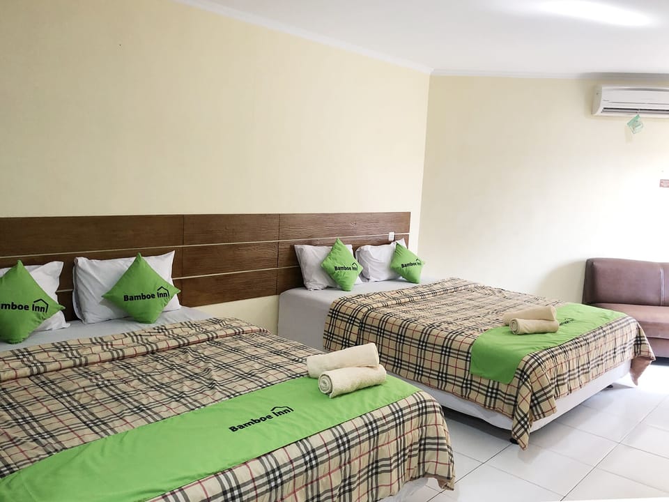 Family Quadruple Room | Desk, laptop workspace, WiFi (free), bed sheets