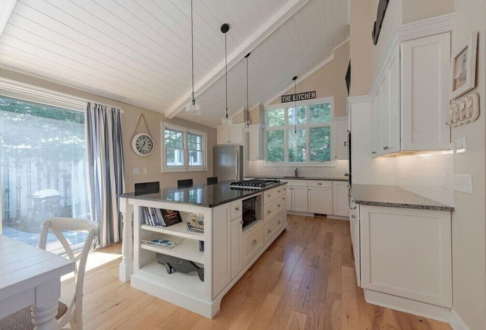 Kitchen (fully stocked)