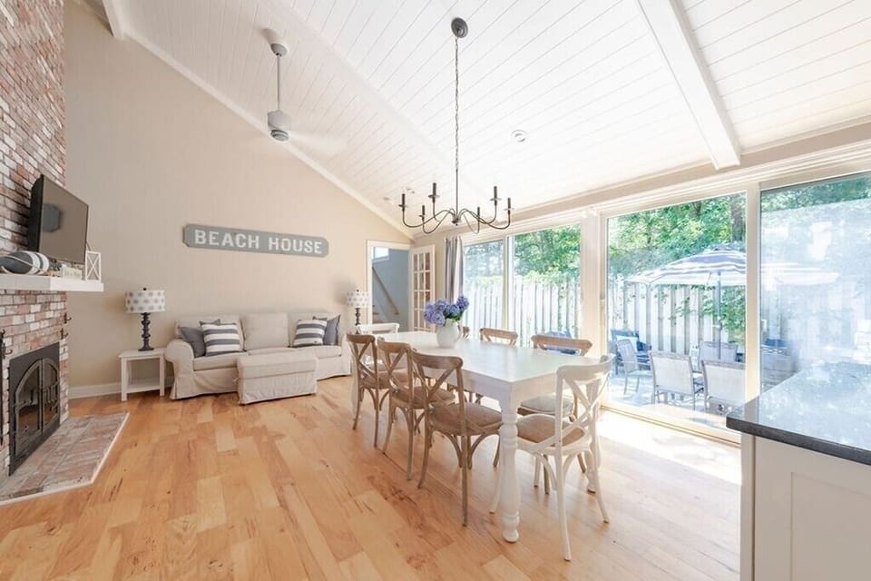 Kitchen/ dining room area