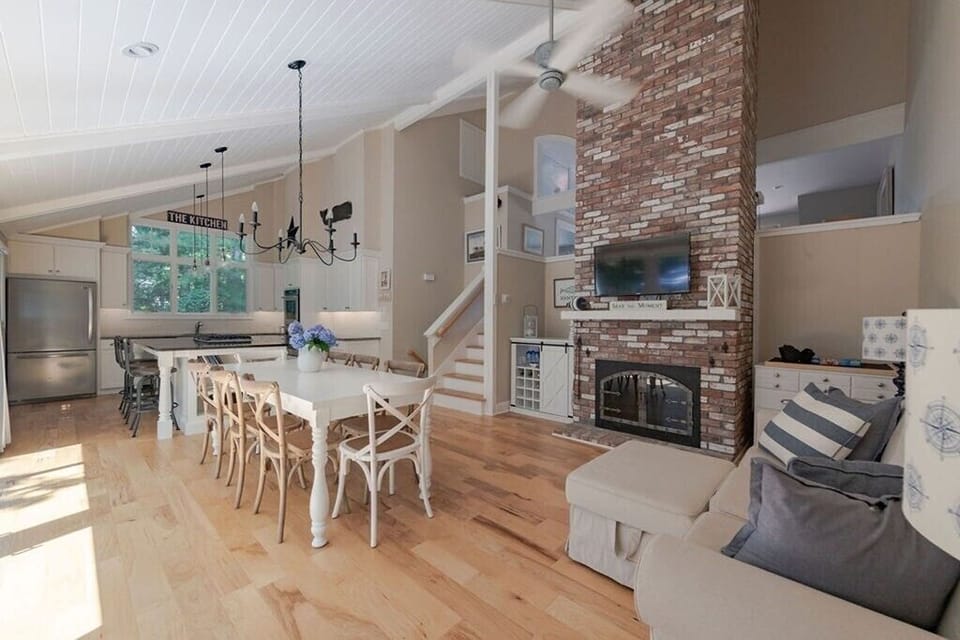 Dining room/ kitchen area