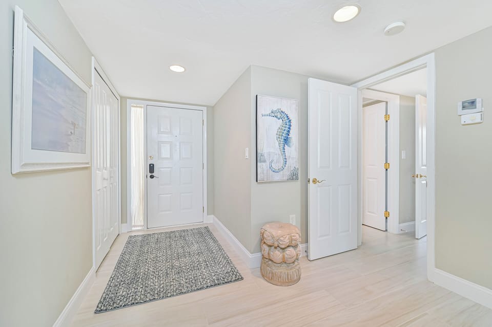 VSC801 - Spacious entrance to this 8th floor corner unit