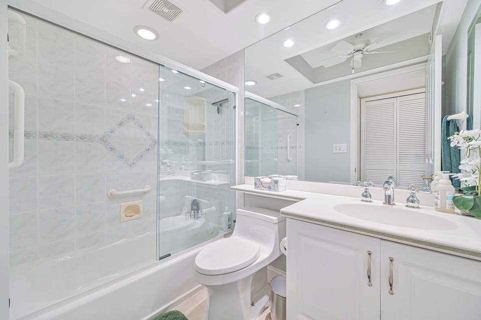 VSC801 - The guest bathroom is equipped with a shower-tub combo