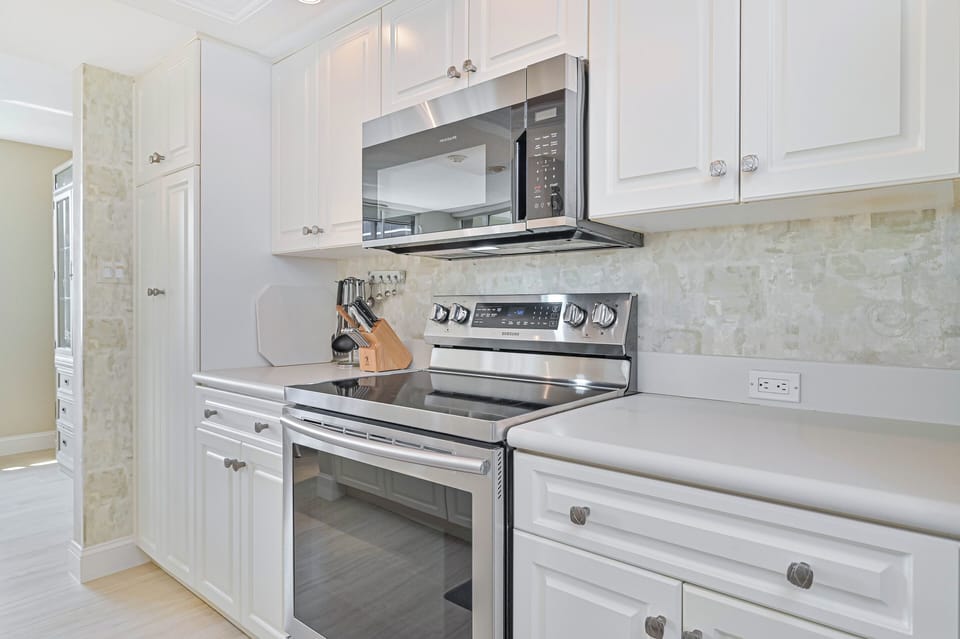 VSC801 - Fully equipped, open kitchen with breakfast bar and dining area