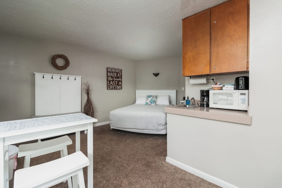 32 Courtyard 1st Floor | Private kitchen | Coffee/tea maker, toaster, freezer, paper towels