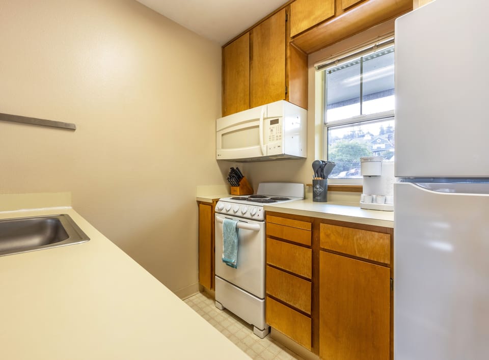 Condo, 1 Bedroom | Private kitchen | Fridge, oven, stovetop, coffee/tea maker