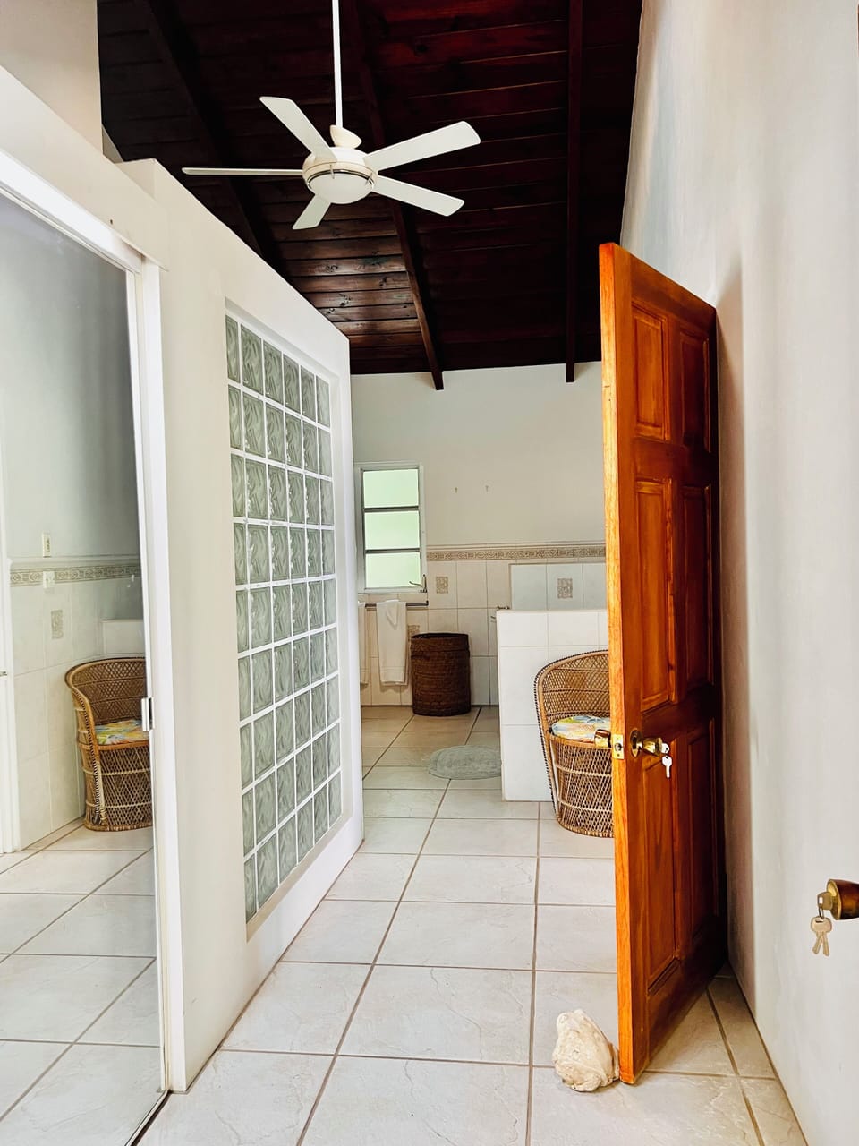 Pool side en-suite bath w/ separate shower, tub, toilet & double sink