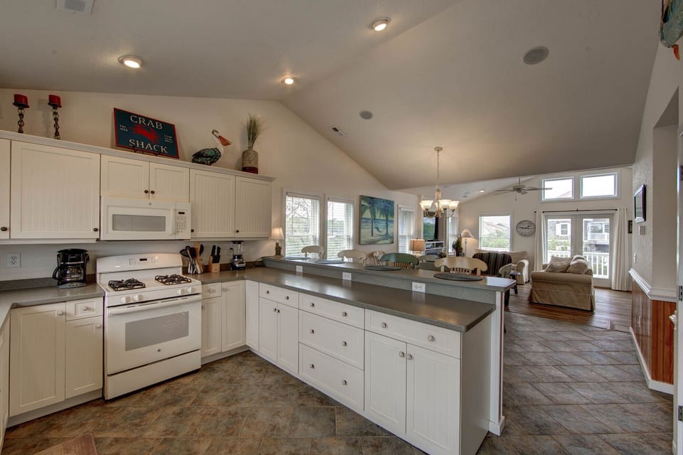Kitchen - This kitchen is perfect for the family with more than one chef in town. Enjoy Ace's Delight's well appointed kitchen.