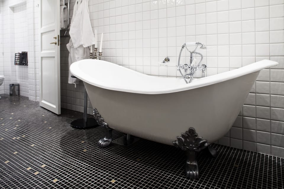 Junior Suite | Bathroom | Shower, free toiletries, hair dryer, towels