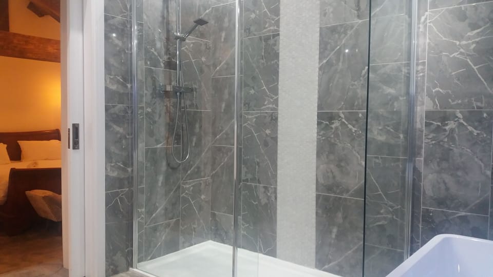 Junior Suite, 1 Double Bed | Bathroom | Deep soaking tub, free toiletries, hair dryer, towels