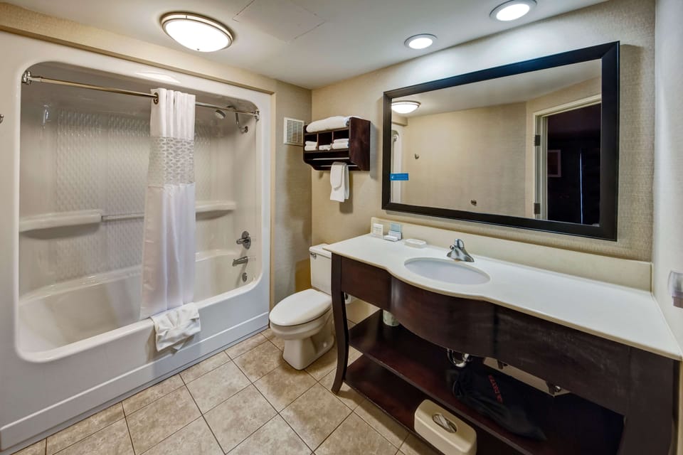 Combined shower/tub, hair dryer, towels