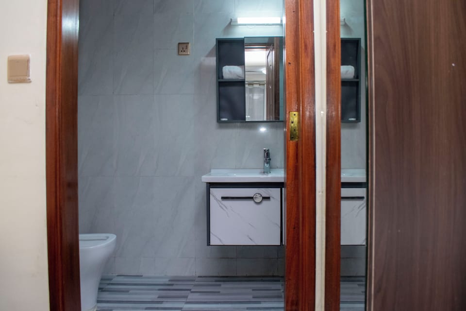 Shower, rainfall showerhead, free toiletries, hair dryer