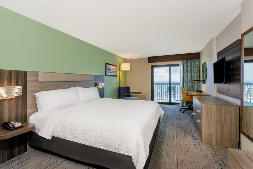 Pillowtop beds, in-room safe, desk, laptop workspace